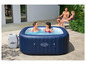 Ein aufblasbares Whirlpool Lay-Z-Spa mit zwei Personen darin.