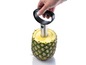 Ein Ananas-Kernentferner wird verwendet, um den Kern aus einer Ananas zu entfernen.