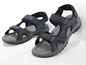 Zwei Paar blaue Sandalen mit Schnallen.