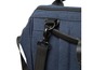 Blaue Canvas-Weekendtasche mit Schulterriemen.