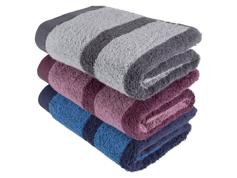 Ein Stapel Handtücher mit Streifen in Grau, Rosa und Blau.