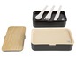 Eine schwarze Lunchbox mit Holzdeckel, inklusive Besteck.