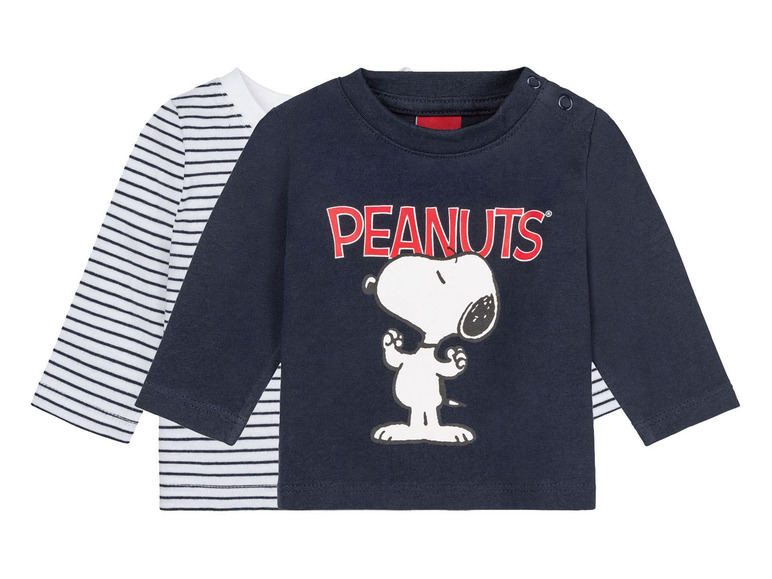 Zwei Baby-Shirts: eines mit Peanuts-Druck und eines gestreift.