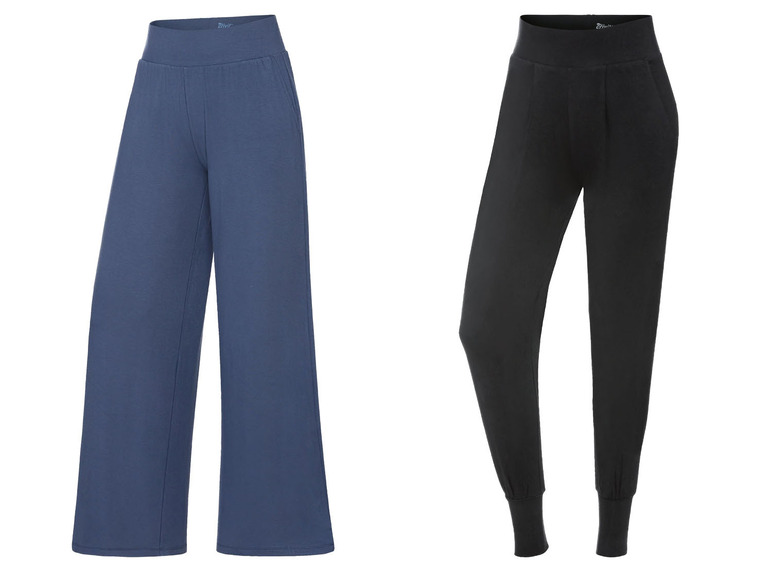 Zwei Hosen, eine blaue und eine schwarze, der Marke 