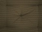 Detaillierter brauner Stoff mit einem regelmäßigen Muster.