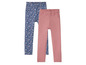 Zwei Paar Leggings für Mädchen, eine mit Blumenmuster und eine einfarbig rosa.