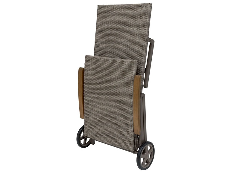 Ein zusammengeklappter Wicker-Liegestuhl mit Holzarmlehnen und Rädern.