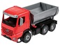 Ein roter Spielzeug-LKW mit Kipper.
