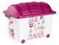 Eine rosa Aufbewahrungsbox mit Rollen, verziert mit Eulen und Herzen.