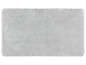 Ein hellgrauer Badezimmerteppich mit weicher, plüschiger Textur.