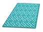 Türkisfarbener Outdoor-Teppich mit weißem geometrischem Muster.