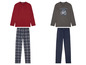 Zwei Pyjama-Sets mit rotem und grauem Langarmshirt und passenden Hosen.