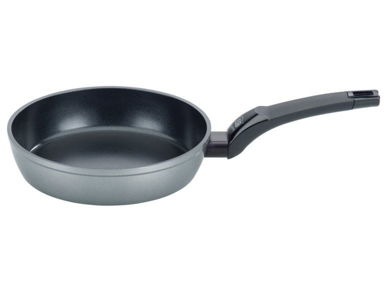 Eine graue Bratpfanne mit schwarzem Griff.