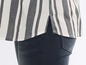 Ein gestreiftes Hemd mit Jeans.