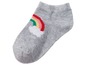 Eine graue Socke mit Regenbogen und Wolke.