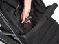 Ein schwarzer Kinderwagen mit einem 'Rapid Fold'-System.