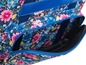 Ein blauer Rucksack mit Blumenmuster und einem Reißverschlussfach.