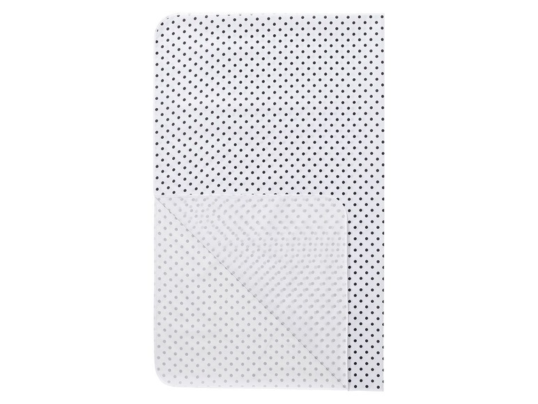 Weiße Babydecke mit schwarzen Punkten.