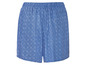 Blaue Shorts mit einem weißen geometrischen Muster.