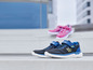 Zwei Paar blaue und rosa Sneakers mit Klettverschluss der Marke Walkmaxx.