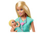 Barbie-Puppe als Ärztin mit einem Baby.