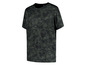 Ein schwarzes T-Shirt mit grünem Camouflage-Muster.