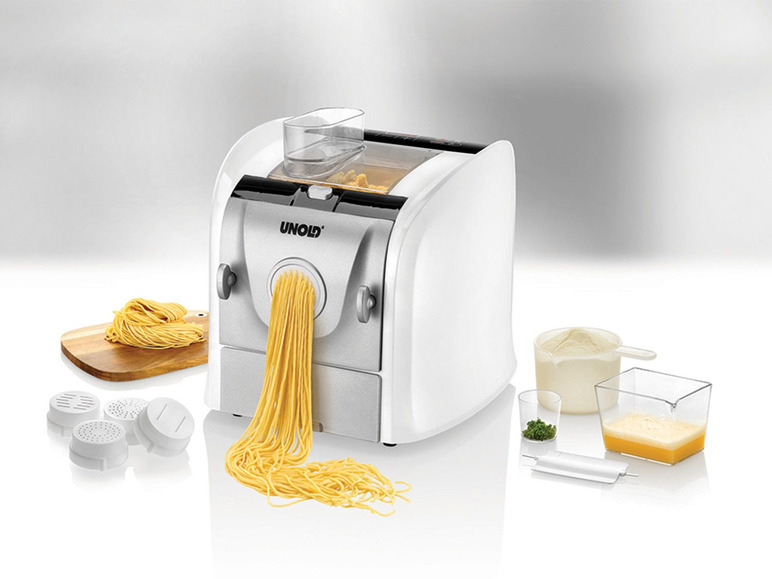 Eine Unold Nudelmaschine mit frischer Pasta und Zubehör.