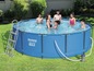 Ein Bestway Steel Pro MAX Pool mit Leiter und Filterpumpe.