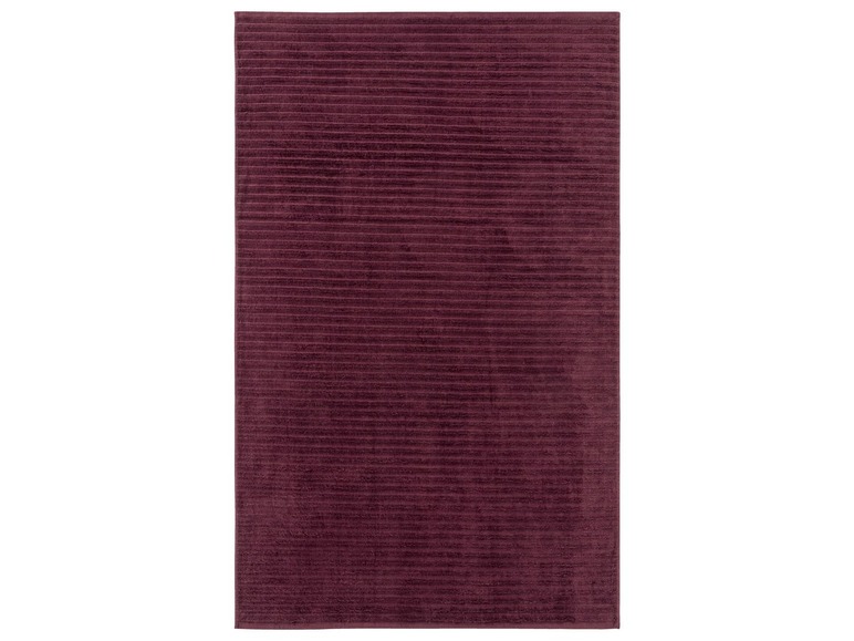 Dunkelvioletter Handtuch mit gestreiftem Muster.