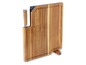 Ein Schneidebrett aus Holz mit Messerhalter.