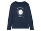 Ein dunkelblaues Langarmshirt mit einem Mond- und Sternenprint.