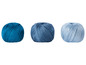 Drei Knäuel blaues Garn