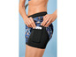 Frau in blauen und schwarzen Sport-Shorts mit Camouflage-Muster.