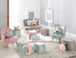 Weiche rosa und blaue Sessel und Hocker mit Kissen in Form von Sternen, Wolken und Tieren für Kinder.