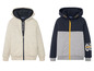 Zwei Jungen-Hoodies mit Reißverschluss, ein beiger mit 'Arctic Expl' und ein blau-grauer mit 'Keep Cool'. 