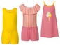 Drei Mädchenkleider: ein gelber Strampler von Poppers!, ein rosa gestreifter Strampler und ein rosa Kleid mit einem Eis.