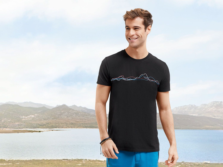 Mann trägt ein schwarzes T-Shirt mit Bergdesign für ein Naturthema.