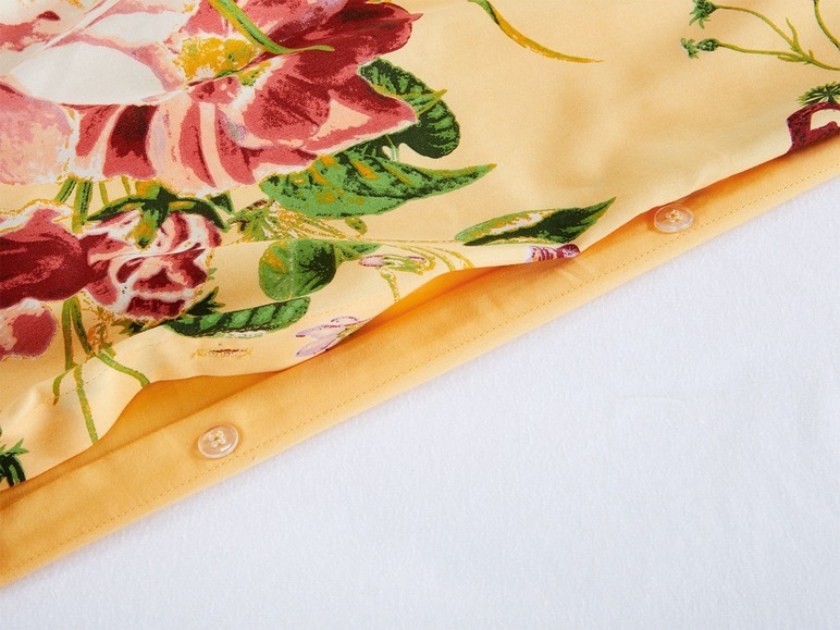 Gelber Stoff mit Blumenmuster und Knöpfen