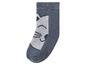 Eine blaue Socke mit einem Katzenmotiv.