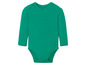 Ein grüner Baby-Body mit langen Ärmeln.