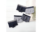 Vier Boxershorts für Herren, darunter eine mit Streifen.