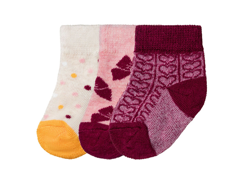 Drei Paar Babysocken mit verschiedenen Mustern.
