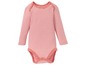 Ein rosa gestreifter Baby-Body mit langen Ärmeln.