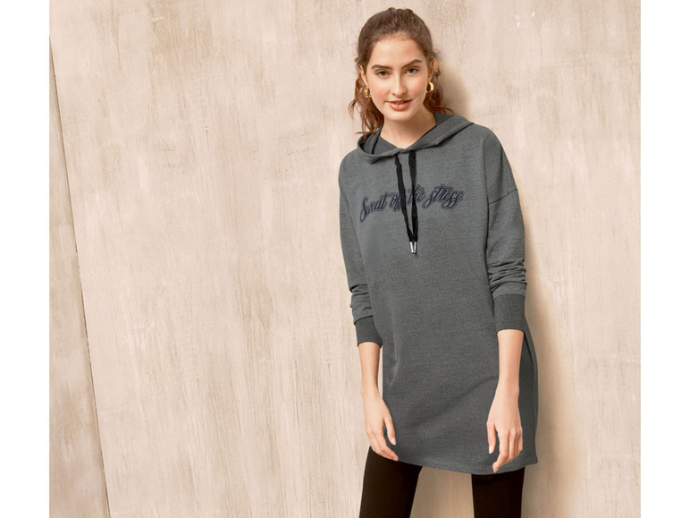 Ein grauer Hoodie mit dem Schriftzug 'Sweat off the stress'.