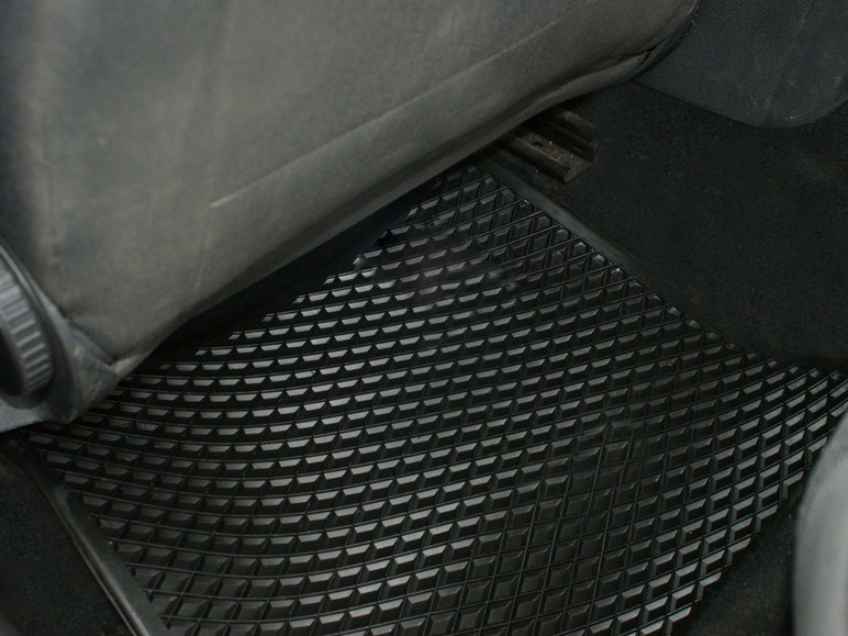 Schwarze Gummimatten im Auto.