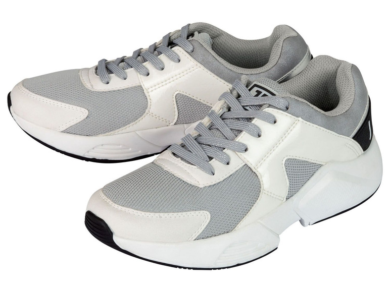 Zwei Paar weiße Sneaker mit grauen Details.