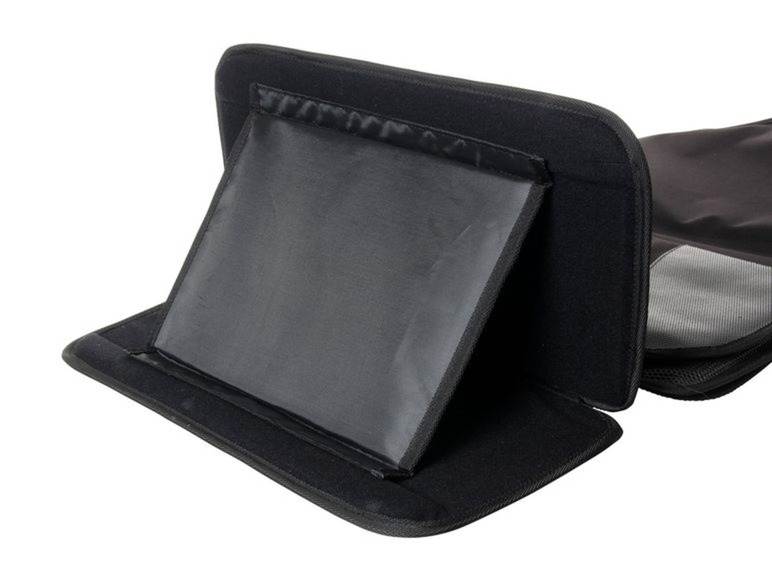 Eine geöffnete Hülle für einen Laptop oder ein Tablet.