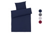 Ein dunkelblaues Bettbezug-Set mit passenden Kissenbezügen.