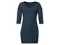 Ein dunkelblaues T-Shirt-Kleid mit 3/4-Ärmeln.