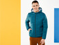 Mann mit blauer Steppjacke mit Kapuze.
